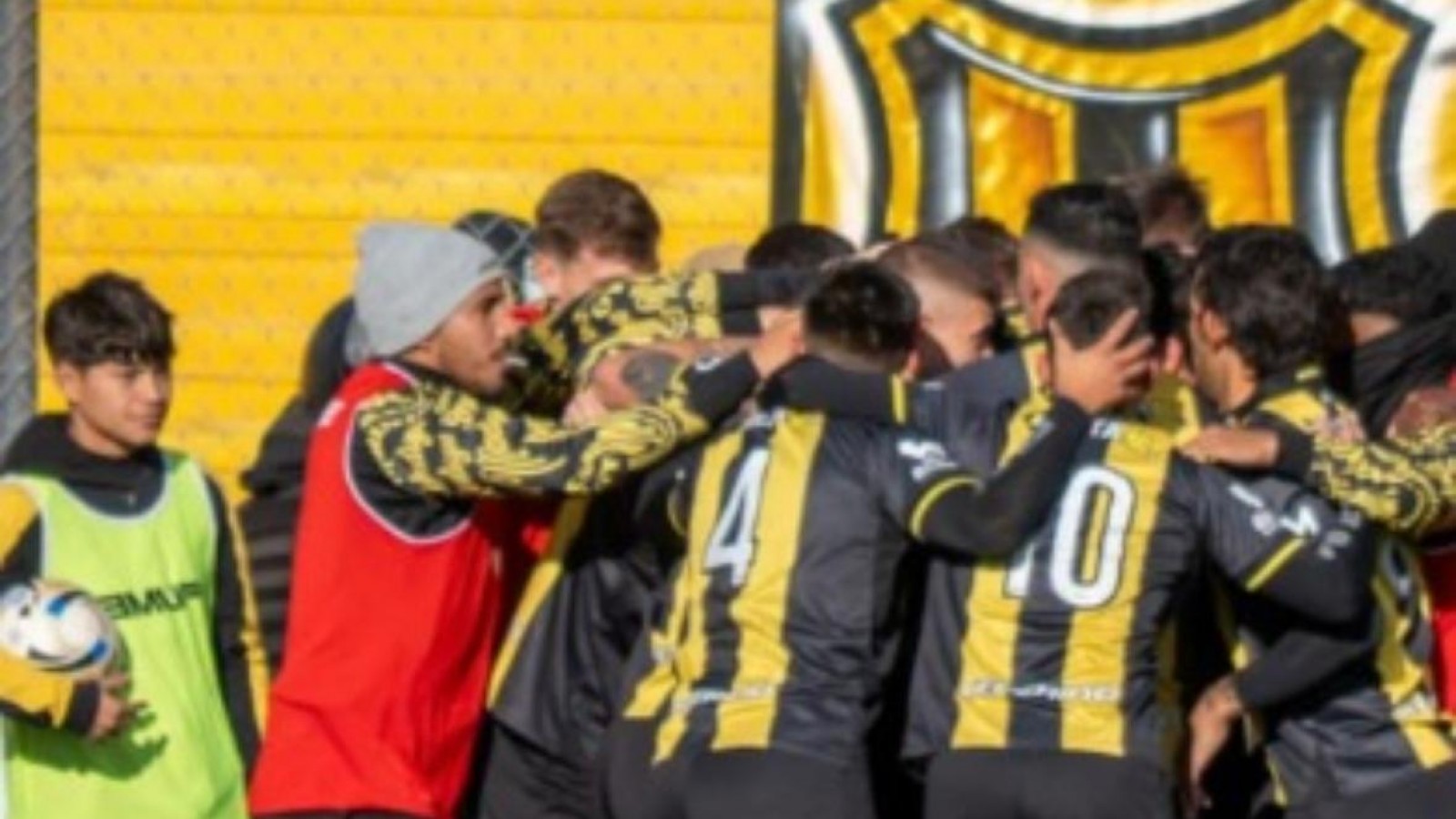 Deportivo Madryn le ganó 2 - 1 a Defensores en casa