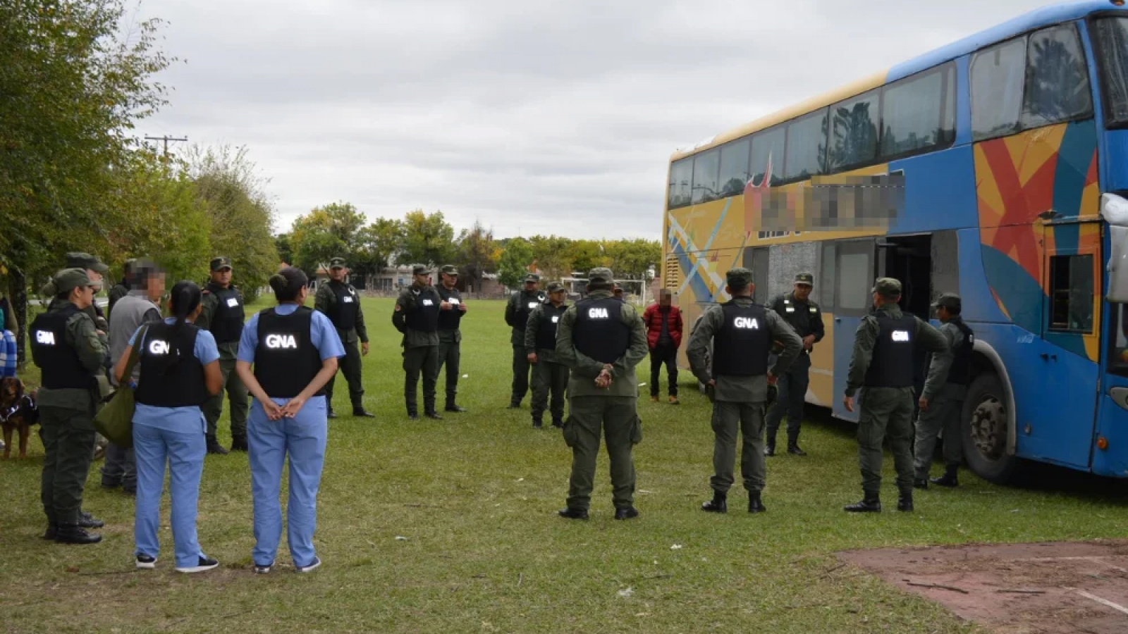 Rescatan a una menor en un colectivo y expulsan a trece extranjeros en Salta
