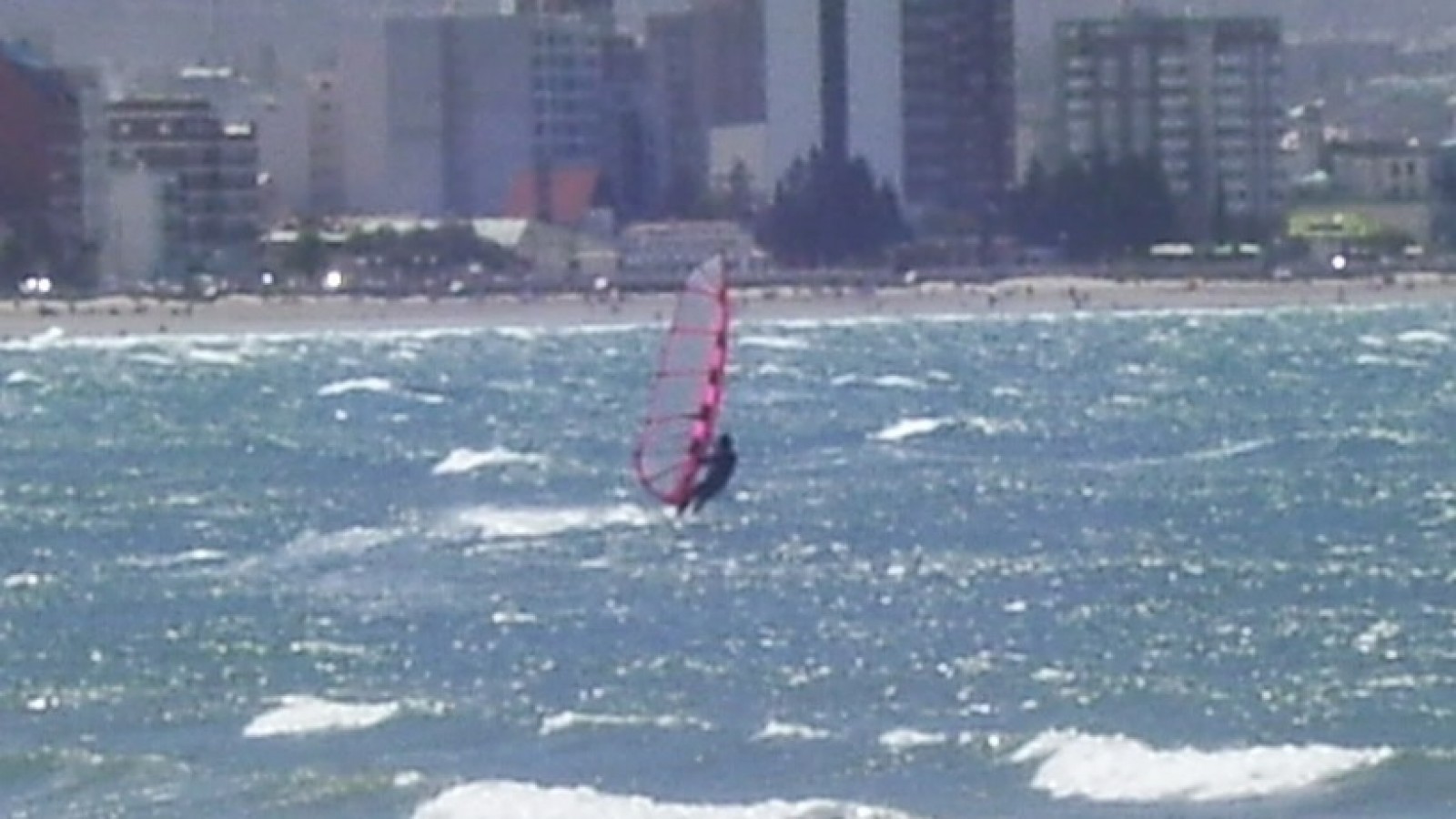 "Hicimos todo lo humanamente posible": el jefe de guardavidas dio detalles del caso del windsurfista