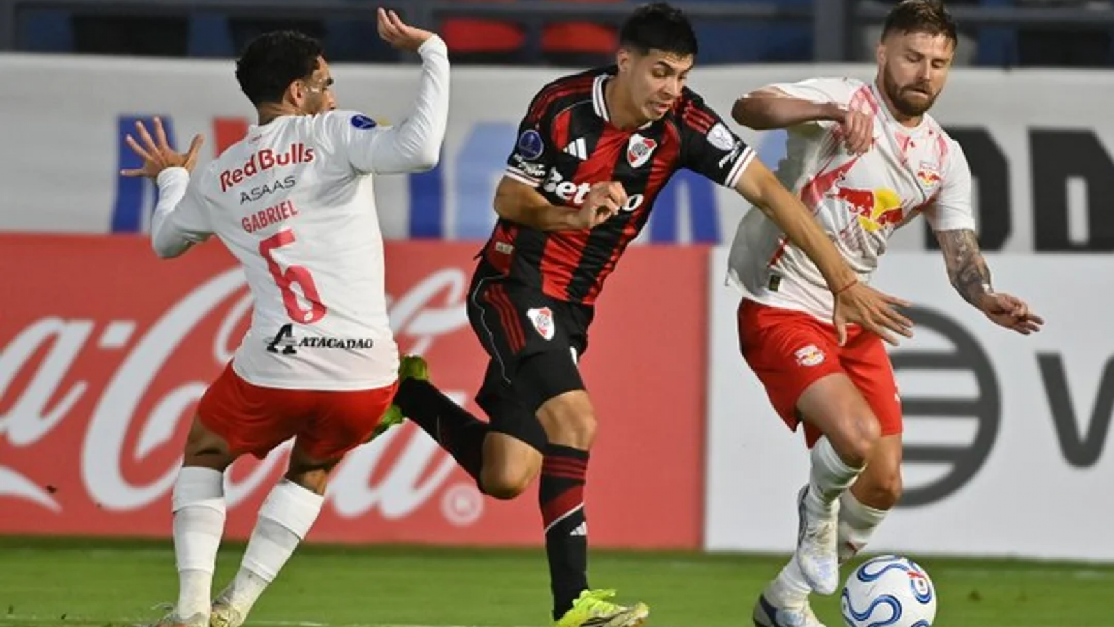 River ganó sobre el final y recuperó la cima del grupo