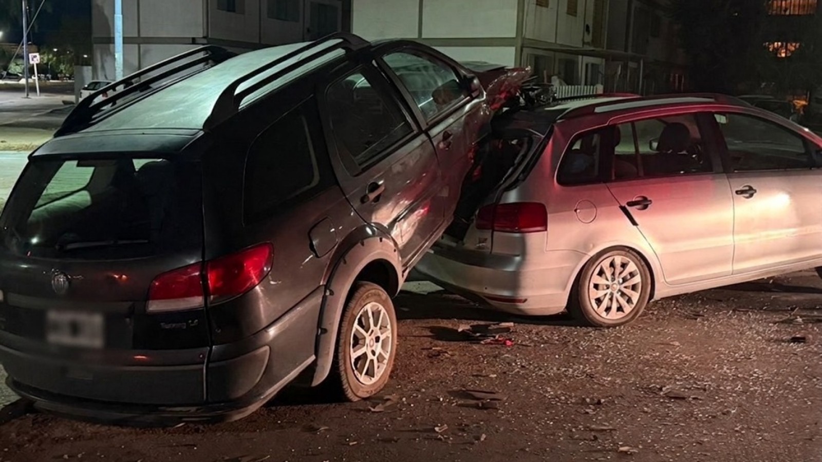 Rawson: Violento choque en la madrugada deja un joven en terapia intensiva y tres heridos