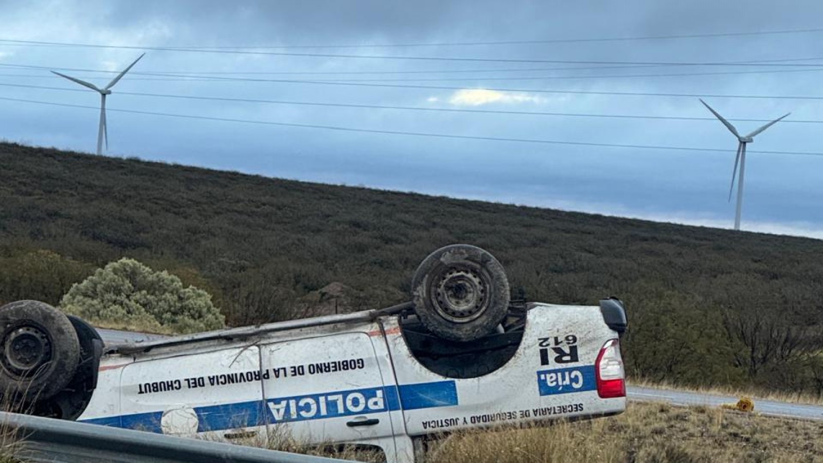 Volcó un móvil policial en la doble trocha entre Trelew y Puerto Madryn
