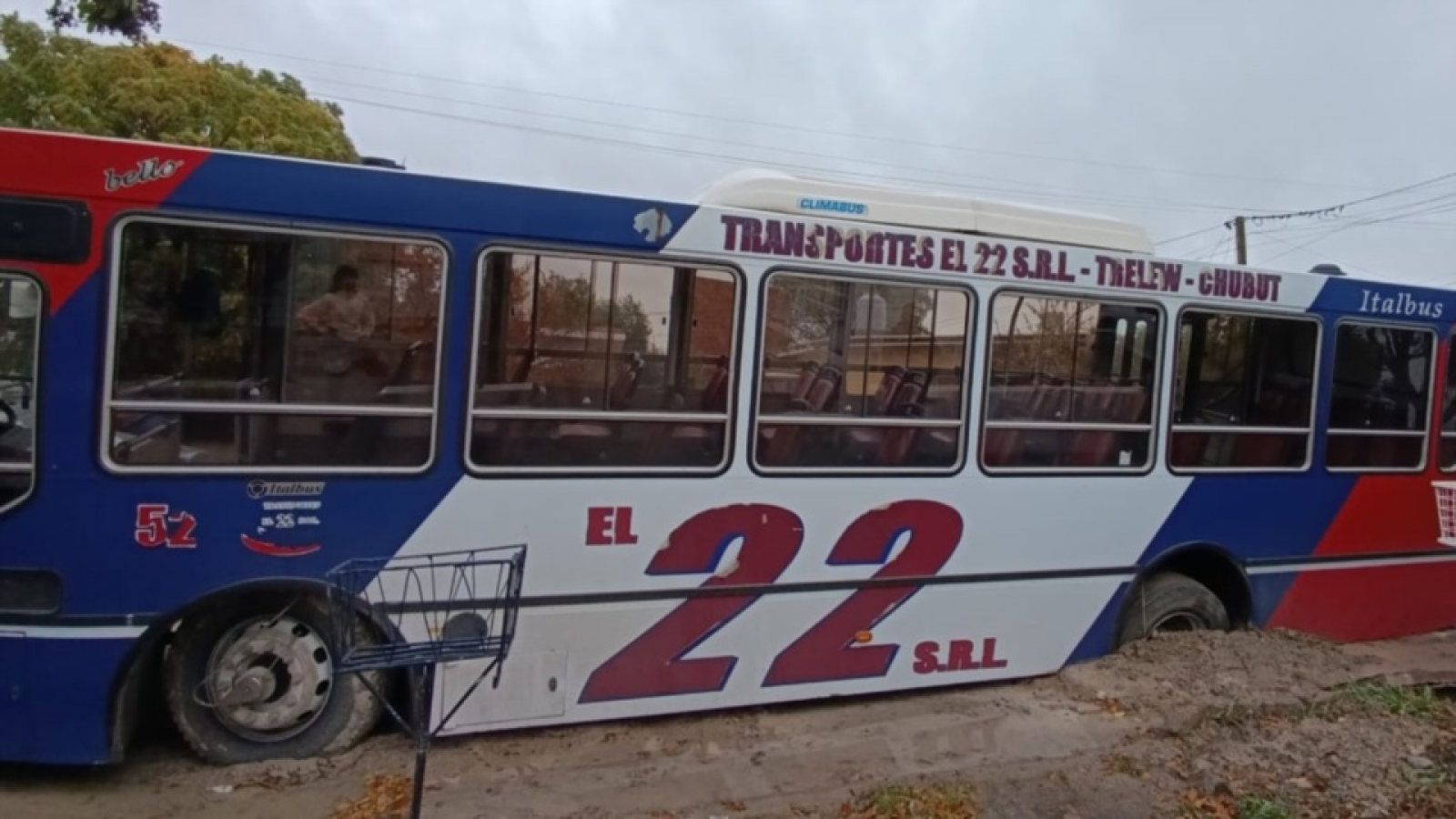 Las lluvias generan demoras en los recorridos de "El 22" en Trelew