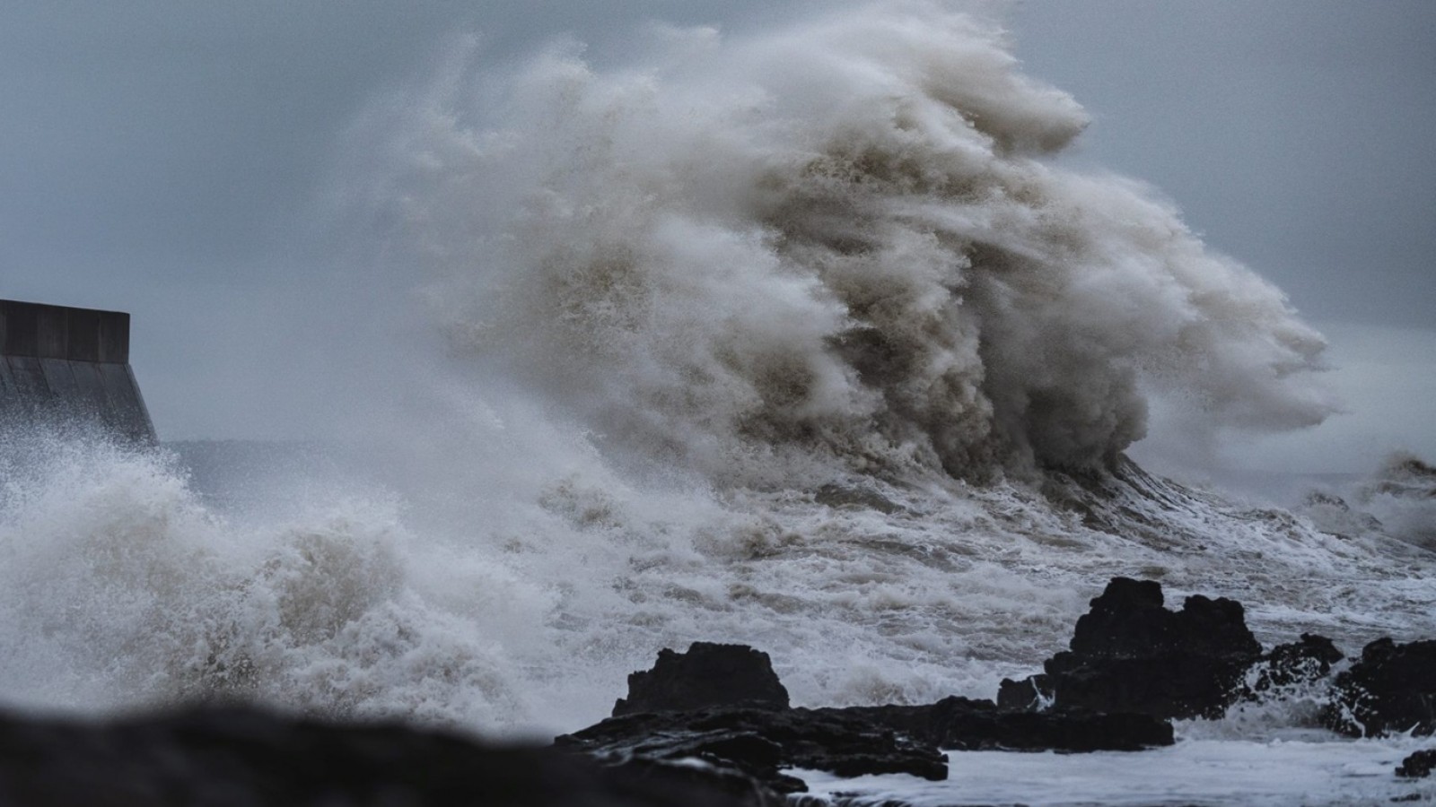 Alerta en la costa: pronostican una histórica marejada con olas que superarán los 5 metros de altura