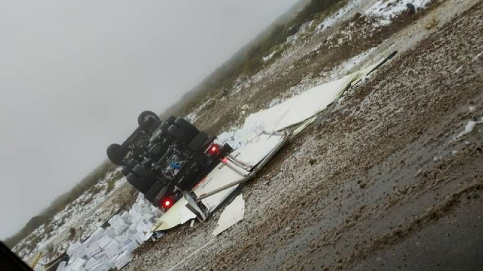 Accidente en Ruta 3: un camión pesquero terminó volcado cerca de Garayalde
