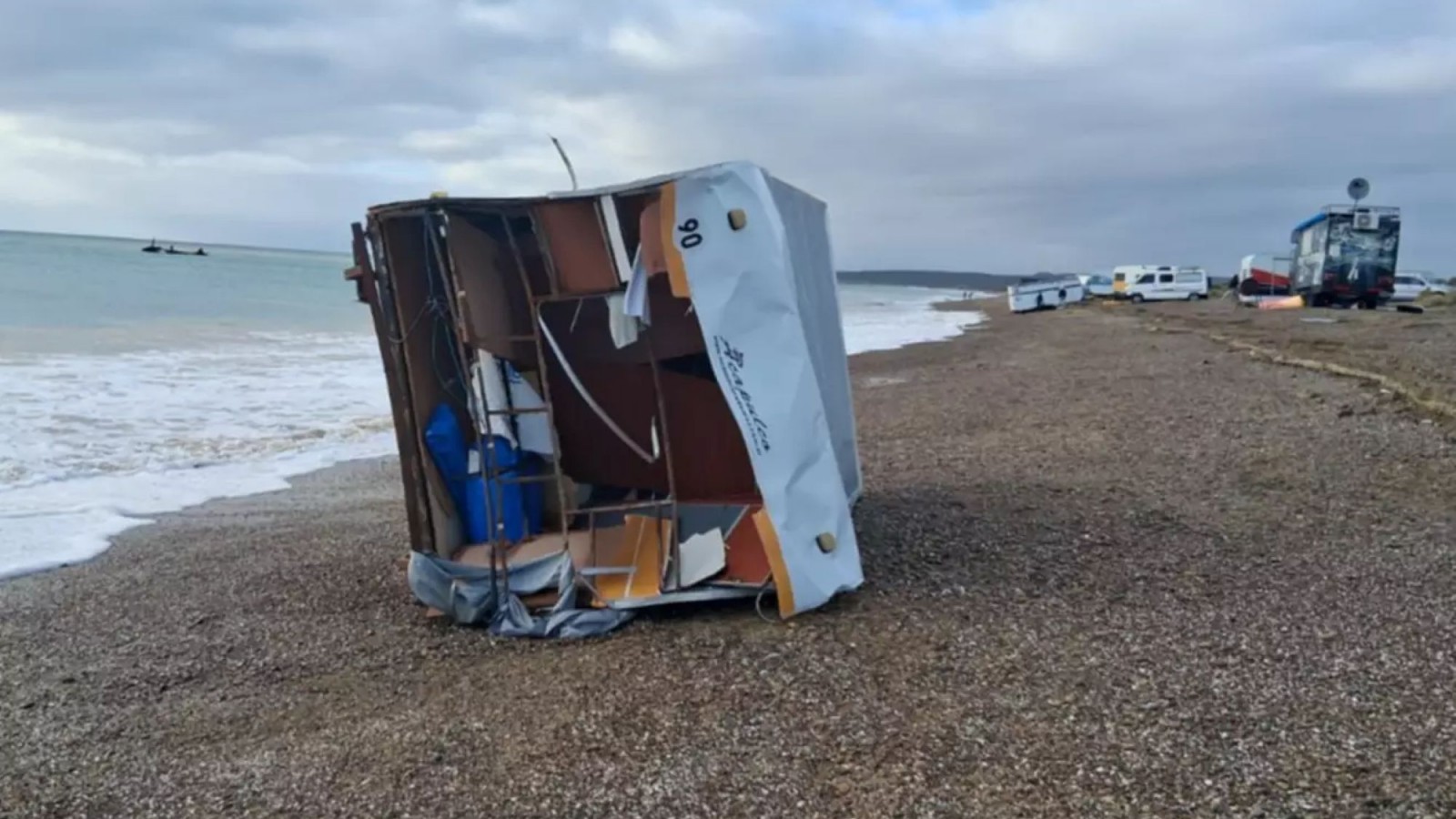Temporal en Puerto Madryn: el mar avanzó sobre Playa Paraná y destruyó casillas frente a la costa
