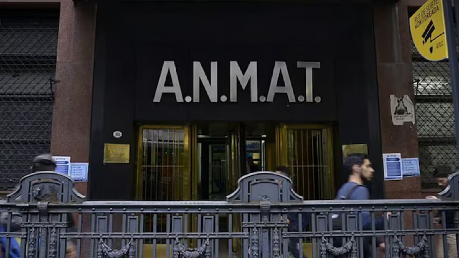 ANMAT prohibió limpiadores de cocina de una conocida marca