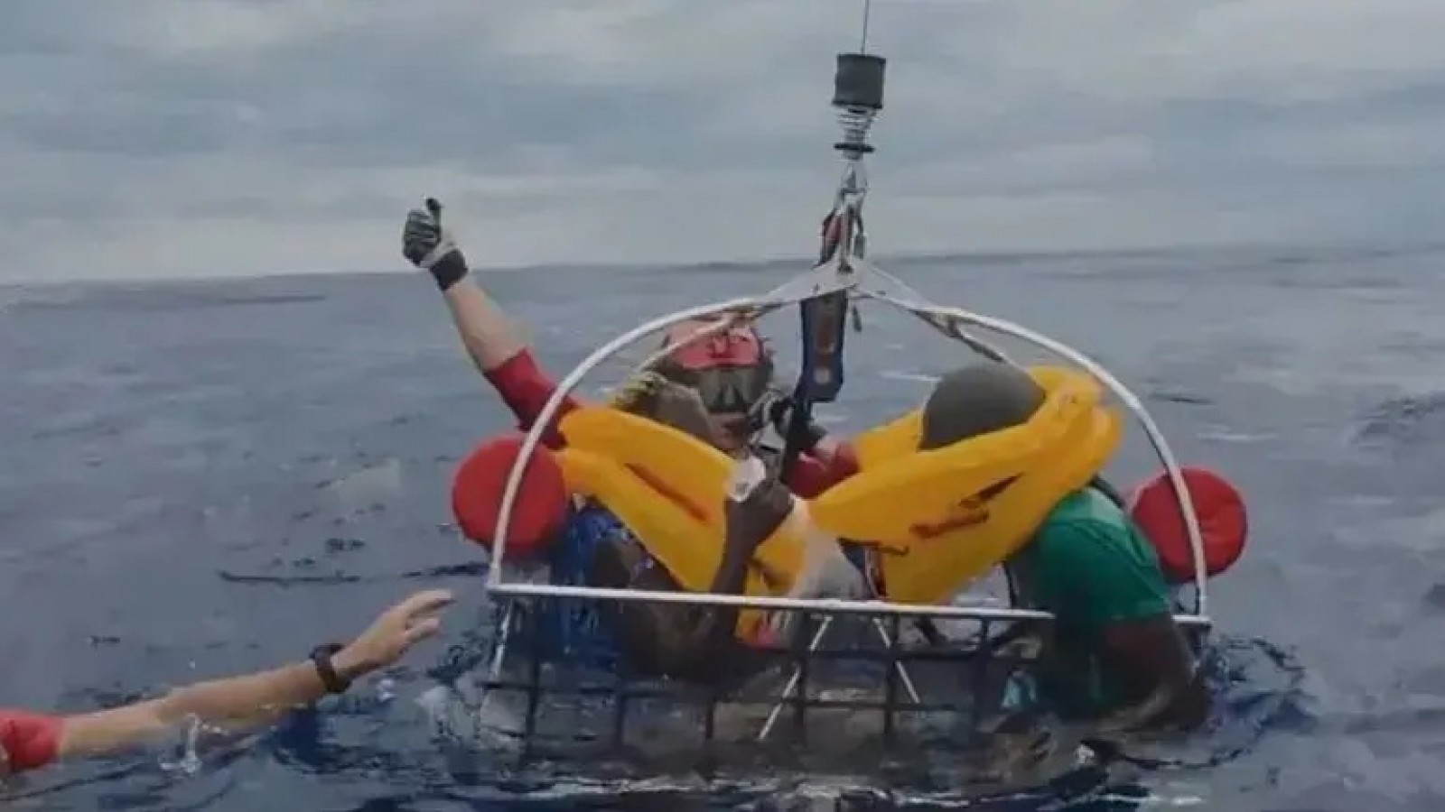Cayó un avión al océano y sobrevivieron las once personas a bordo