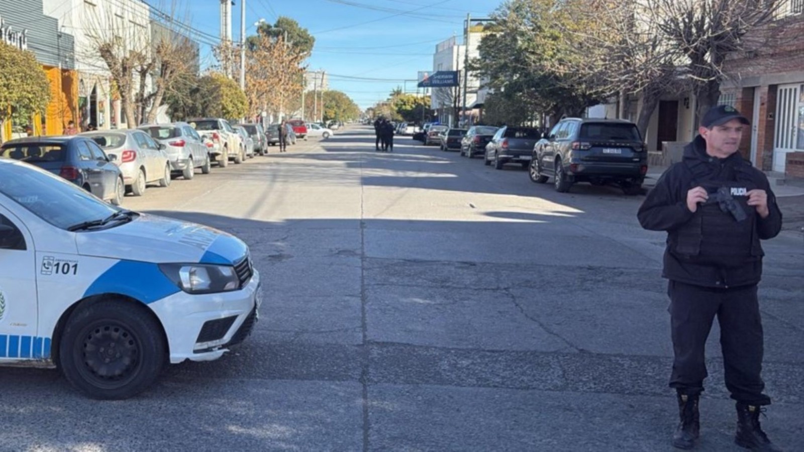 Ciclista herida en Trelew tras chocar contra la puerta de un auto: fue trasladada al hospital