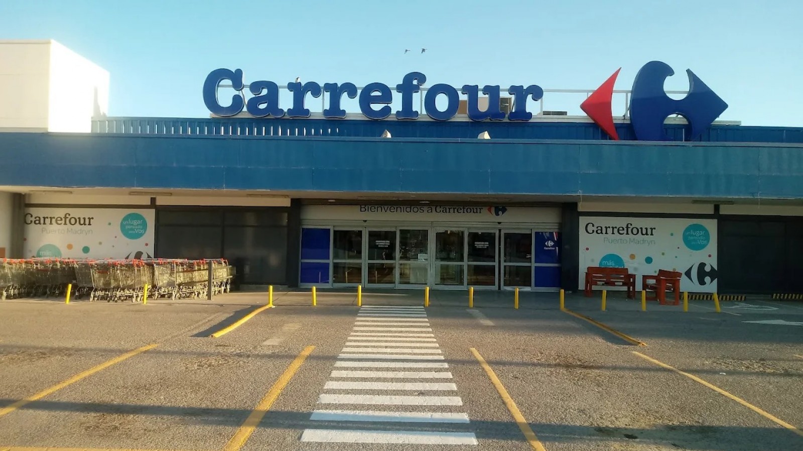 Le robaron una campera en el estacionamiento de un supermercado de Madryn: adentro estaba la llave del auto
