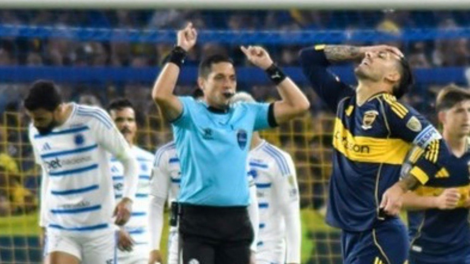 Boca empató con Cruzeiro en una noche caliente y explotó contra el arbitraje