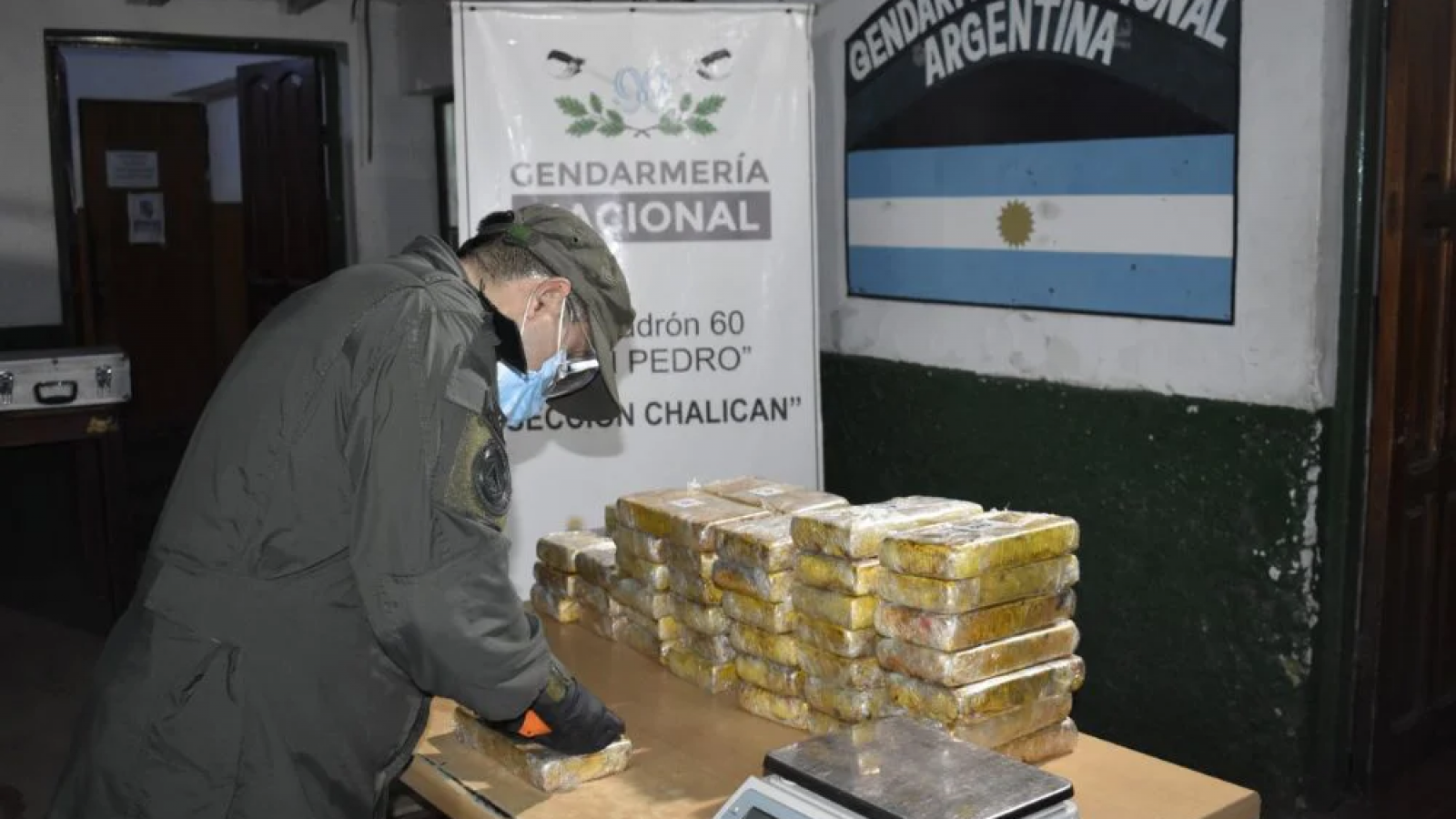Gendarmería secuestró 42 kilos de cocaína escondidos en las puertas de un vehículo