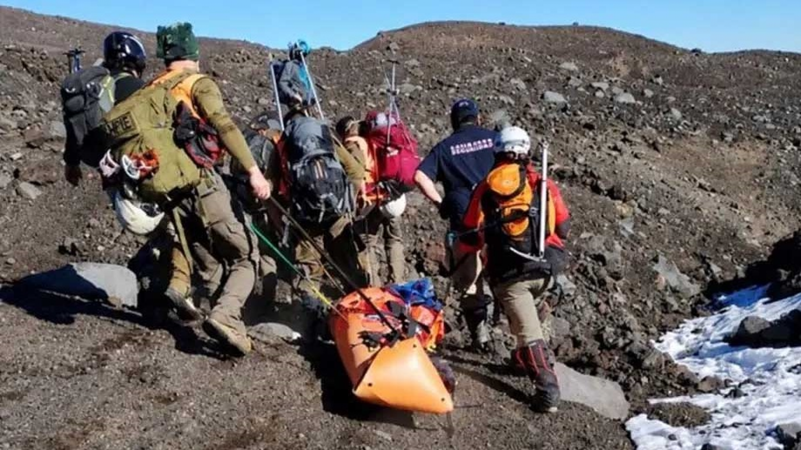 Murió una mujer tras caer 600 metros durante una excursión en un volcán de Chile