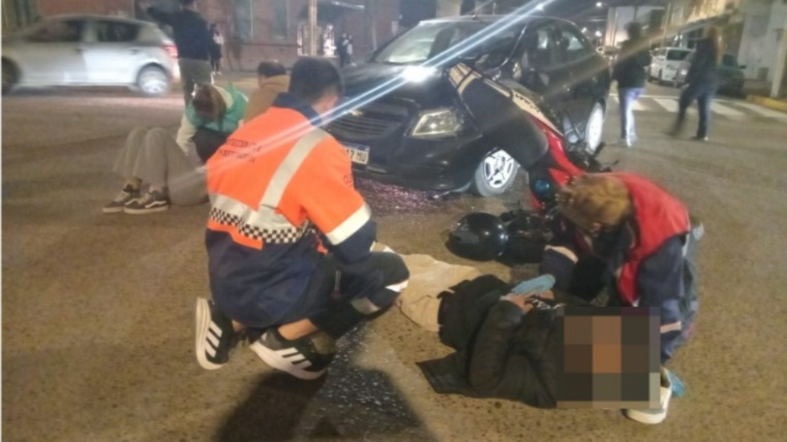 Una joven golpeó su cabeza tras un fuerte choque entre una moto y un auto en pleno centro