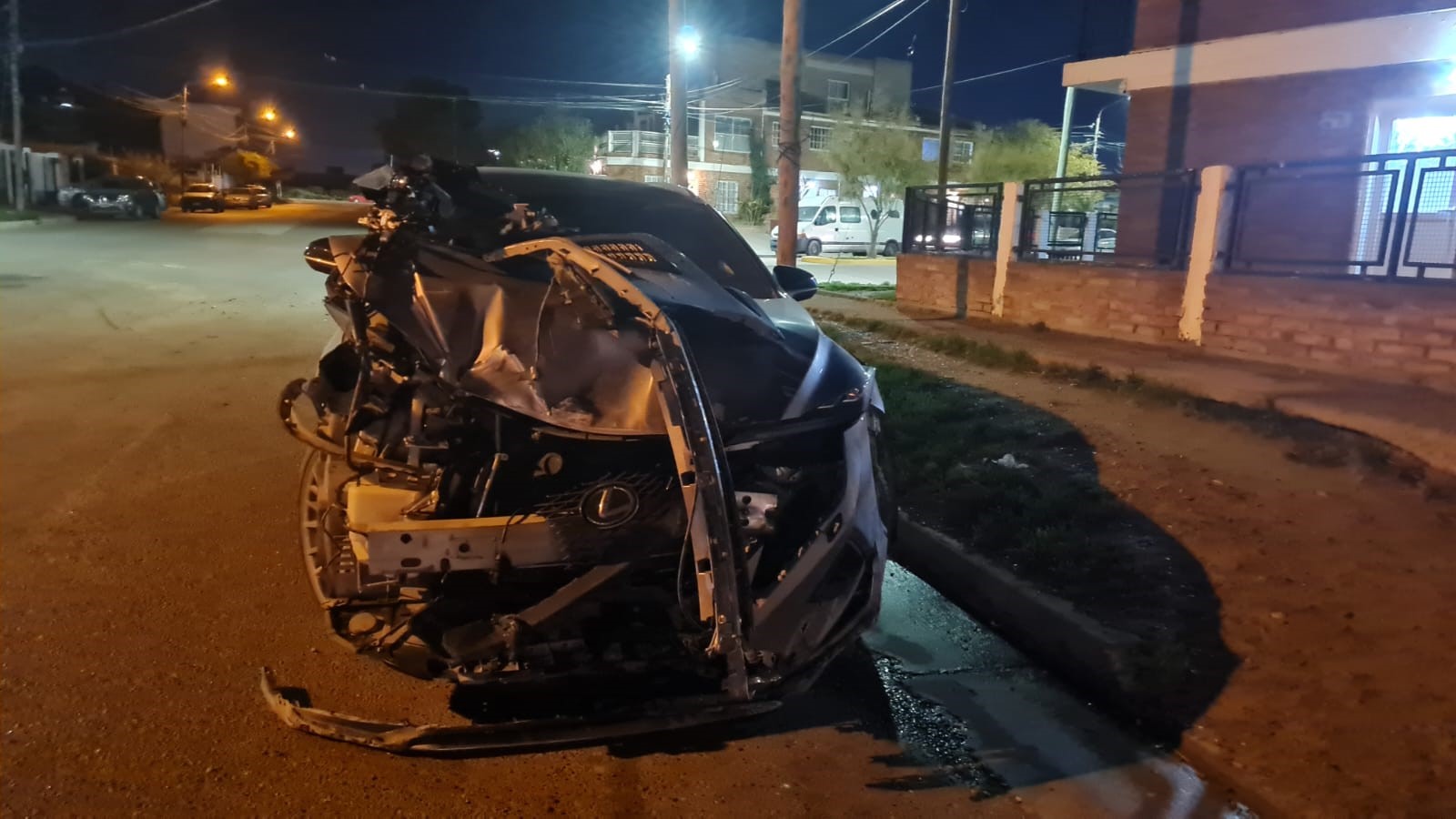 Puerto Madryn: impresionante accidente entre un auto y un camión