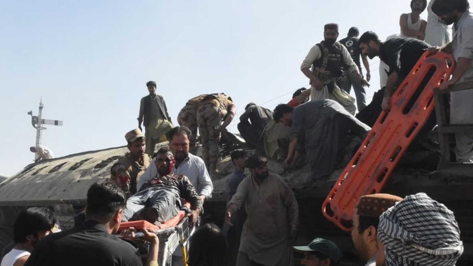 Ataque terrorista a un tren en Pakistán: hay al menos 24 fallecidos