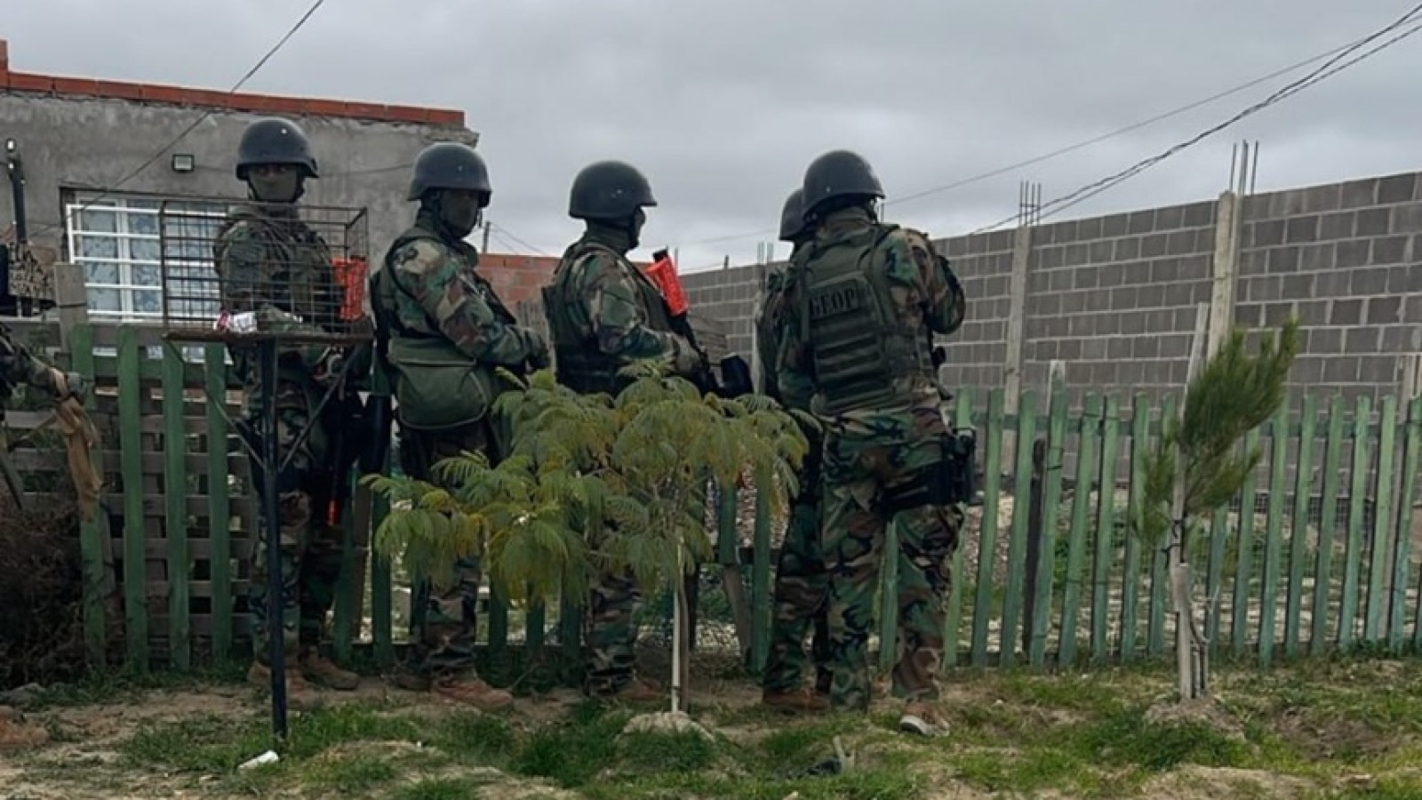 Puerto Madryn: amenazó a su pareja con quemar todo, intentó apuñalar a un policía y se atrincheró