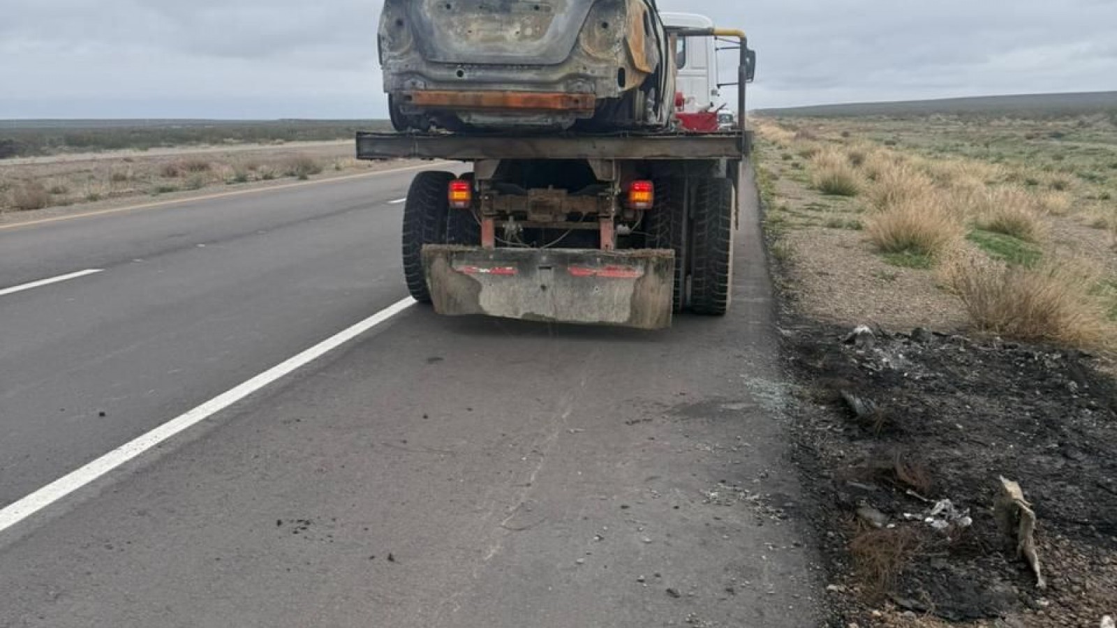 Retiraron de la Ruta 3 el auto incendiado que generaba preocupación entre los automovilistas