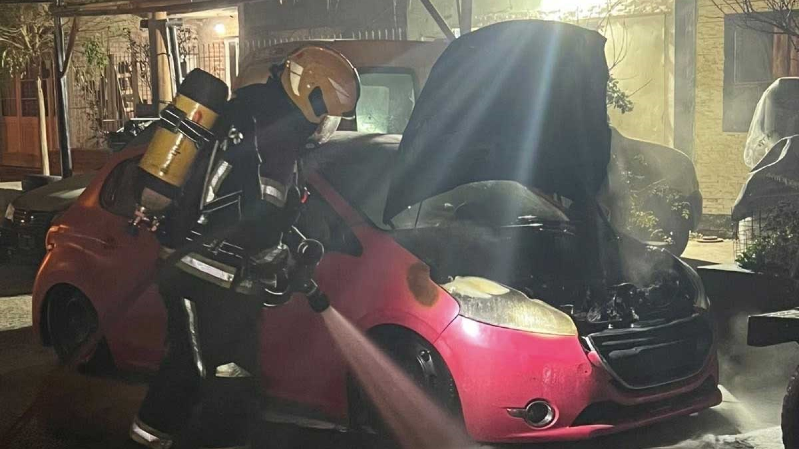 Se incendió un auto en Rawson y sufrió daños totales en el motor