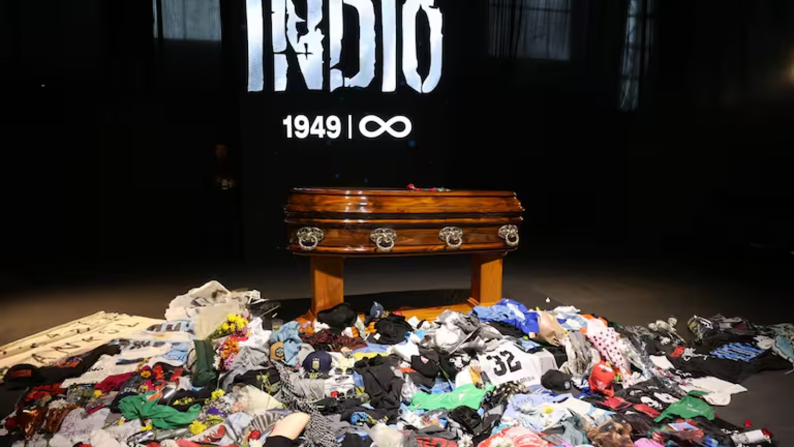 Terminó el velatorio público del Indio Solari tras una multitudinaria despedida