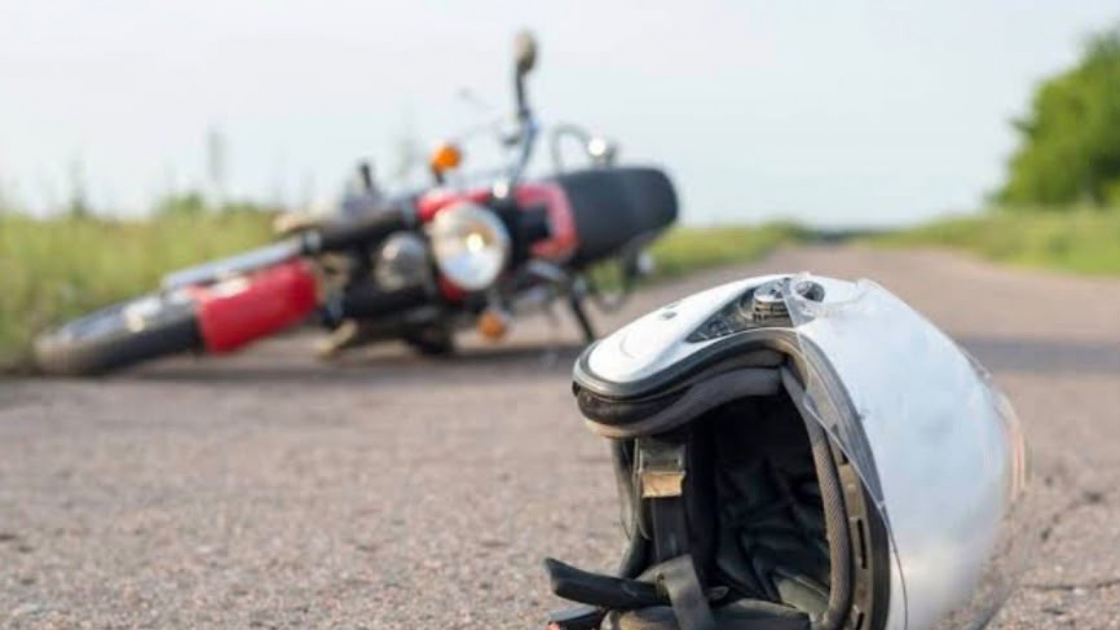 Buscan al conductor que chocó a una motociclista que trabajaba de delivery y escapó sin asistirla