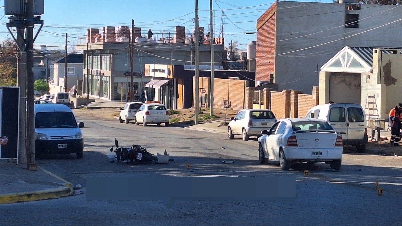 Fuerte choque entre una moto y un auto en Puerto Madryn