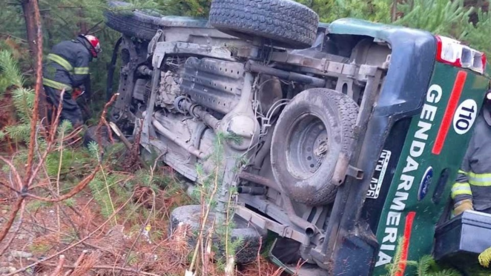 Una camioneta de Gendarmería terminó volcada al costado de la Ruta 40