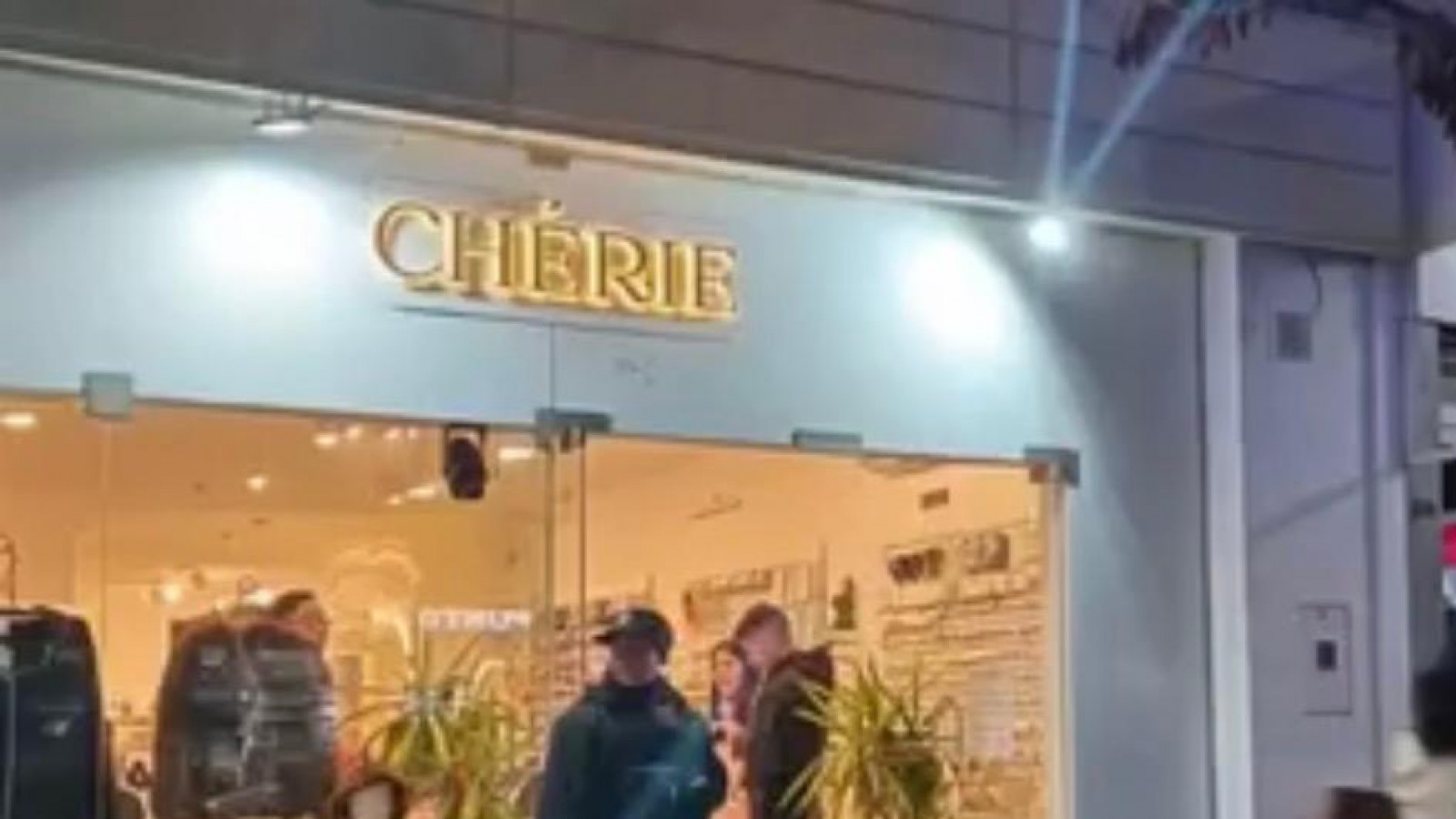 Dos mujeres fueron detenidas tras el robo de un perfume en un comercio céntrico