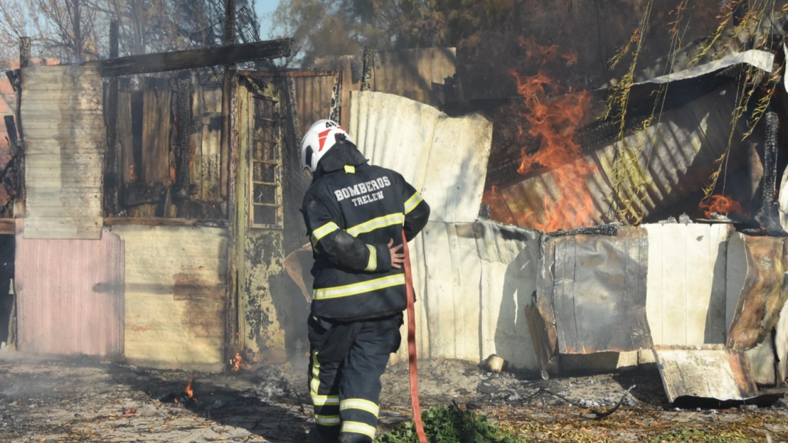 Voraz incendio destruyó una casa en un asentamiento de Trelew