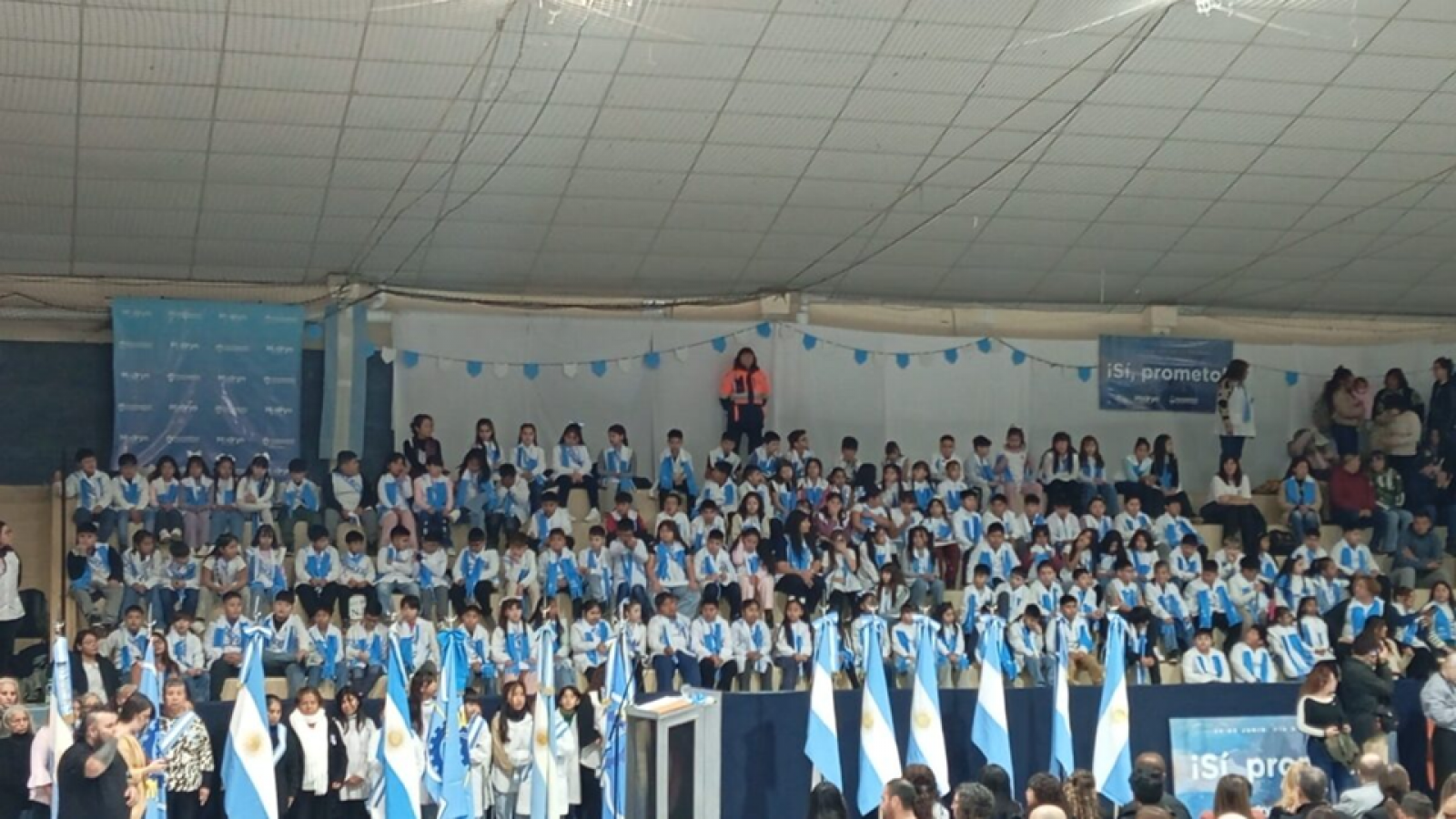 Emoción y civismo en Madryn: cientos de alumnos y veteranos de Malvinas juraron lealtad a la bandera