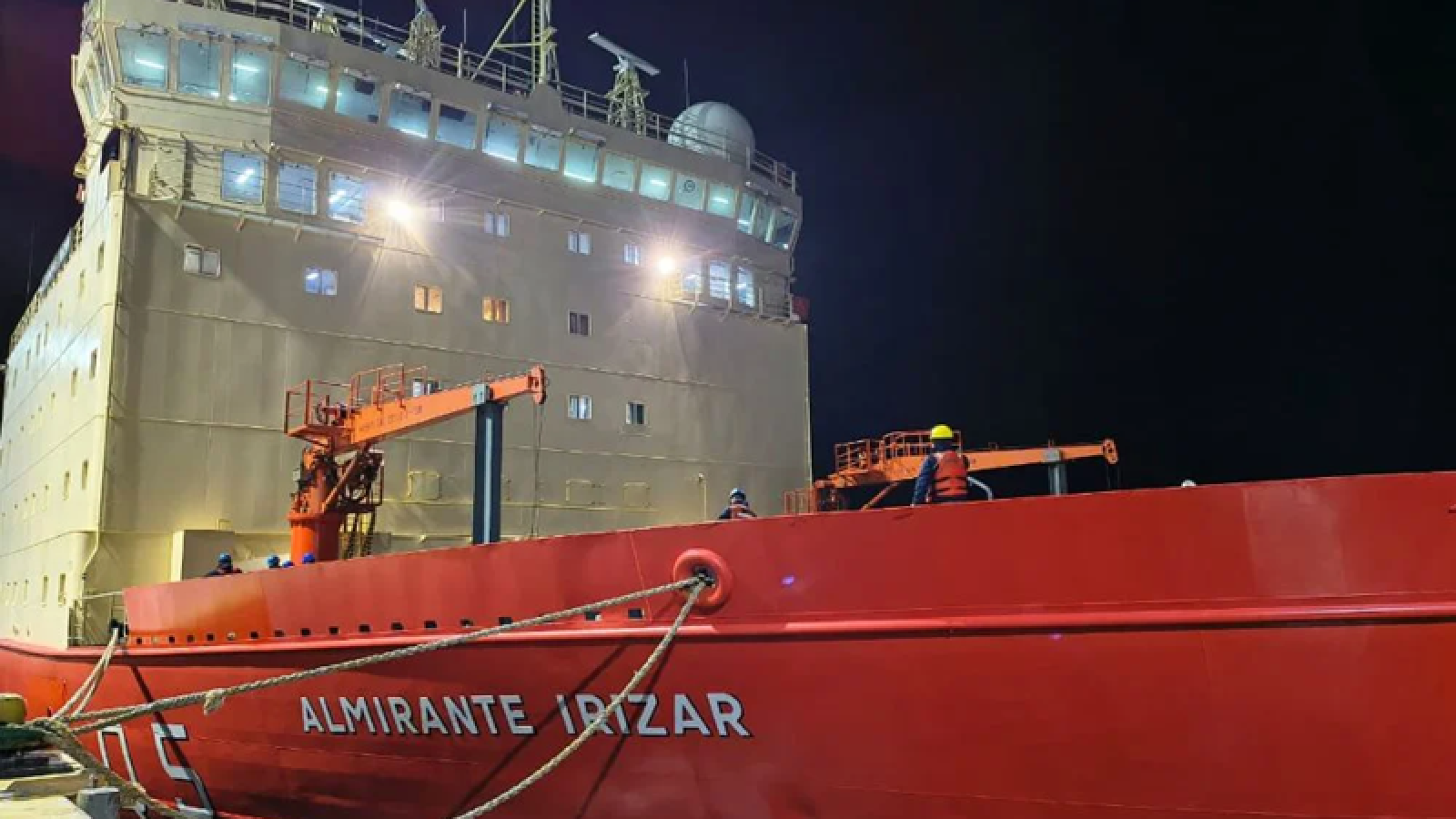 El Irízar volvió al muelle de Madryn: Ejercicios militares en el mar y el emotivo homenaje a la gesta de Malvinas