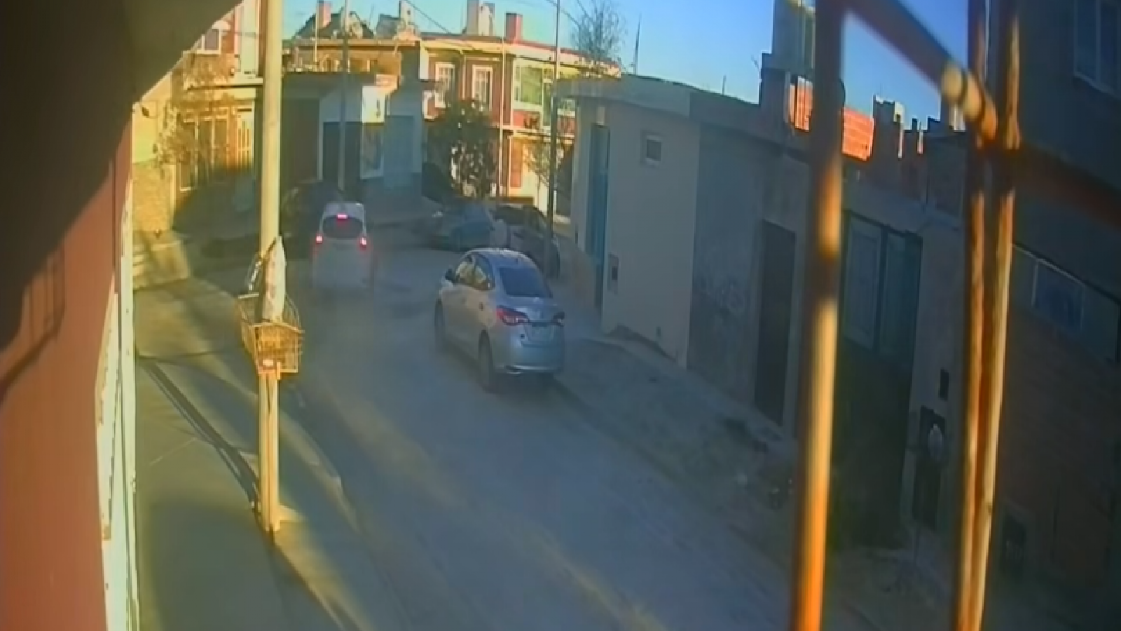 Buscan al conductor que chocó un auto estacionado y se dio a la fuga