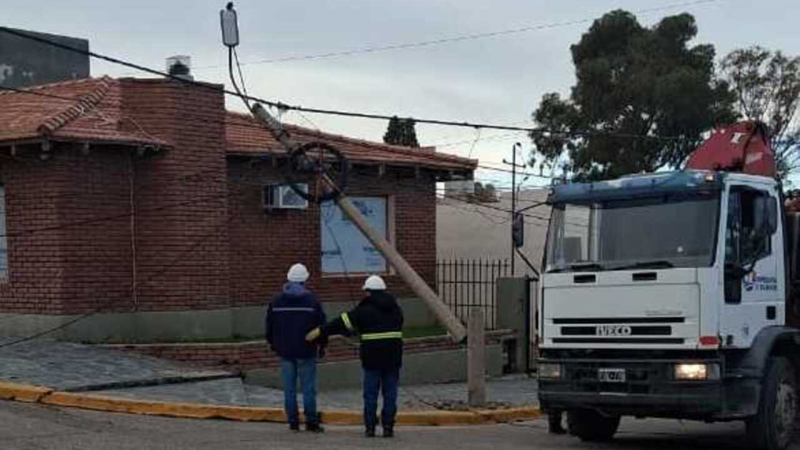 Un camión enganchó cables, derribó postes y afectó el servicio de internet en Rawson