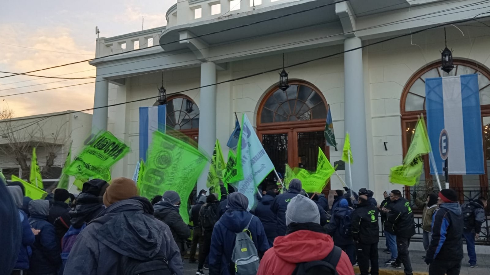 Reclamo frente a la Municipalidad de Trelew: la UOCRA amenaza con un acampe