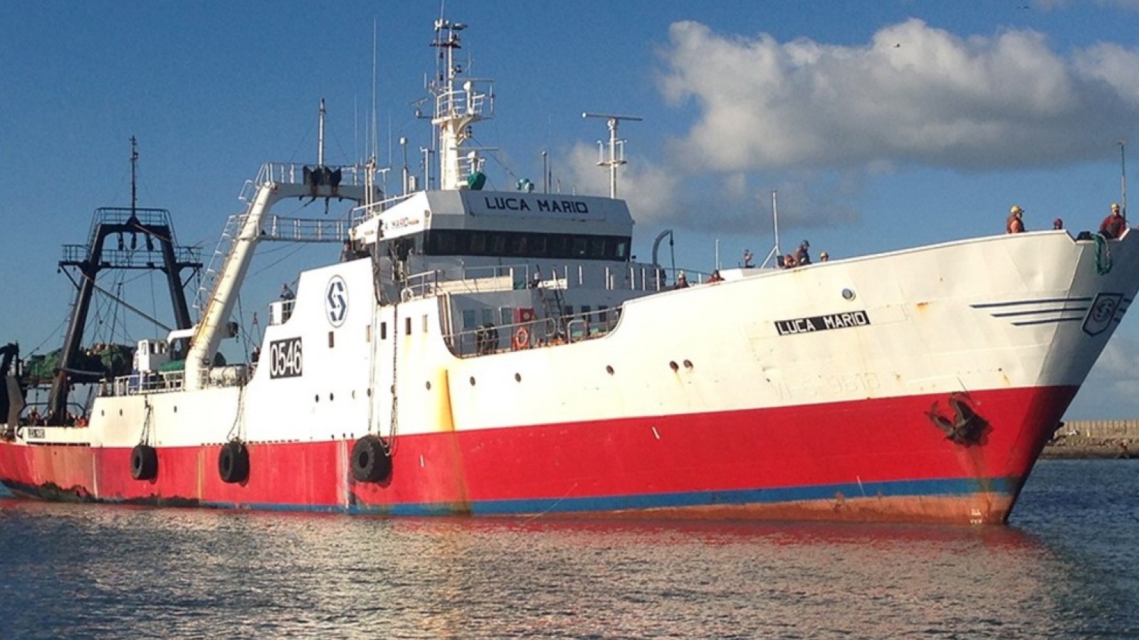 Intensa búsqueda de un marinero que cayó al mar desde un buque pesquero