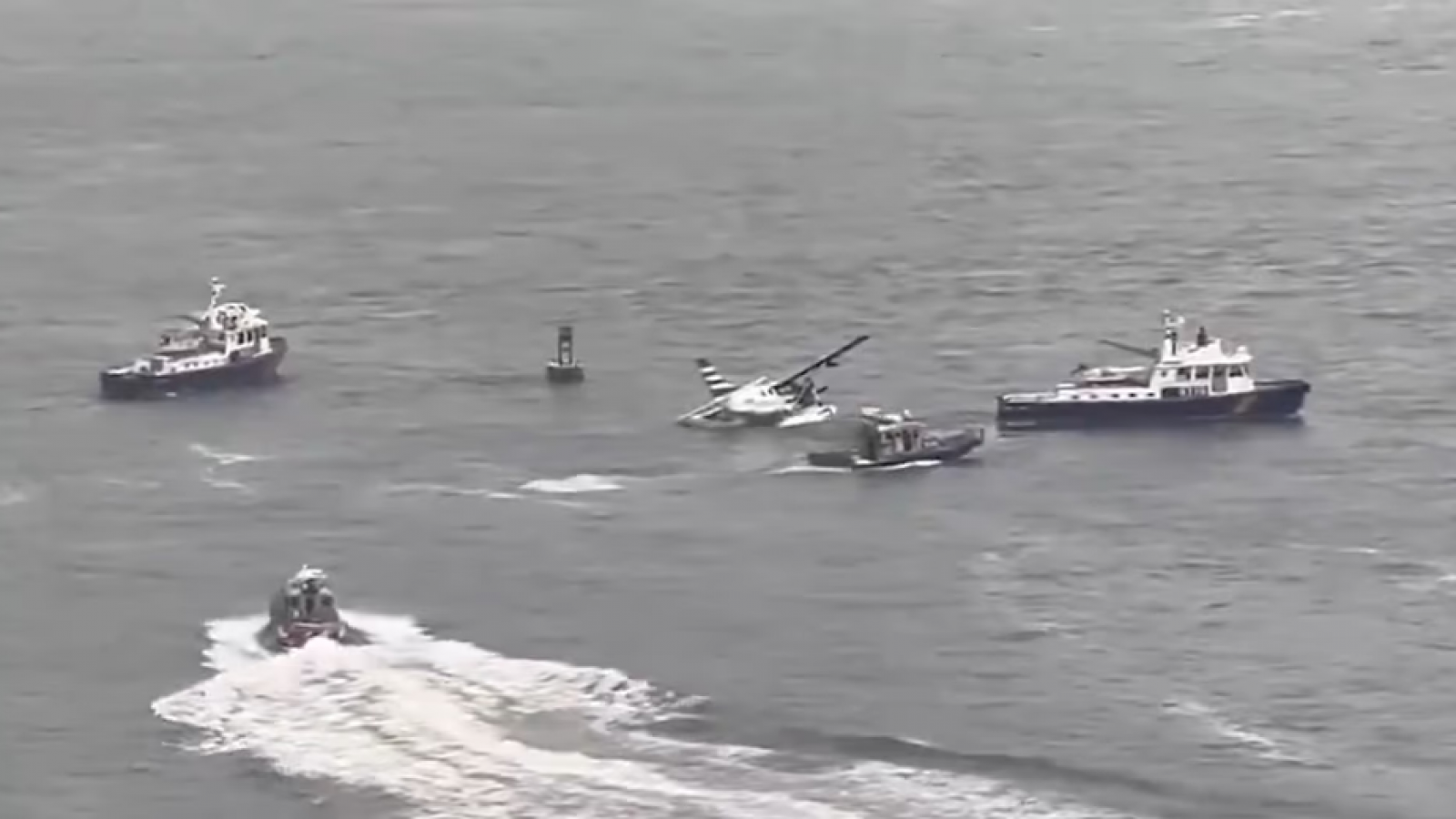 Nueva York: una avioneta cayó al río durante un aterrizaje de emergencia