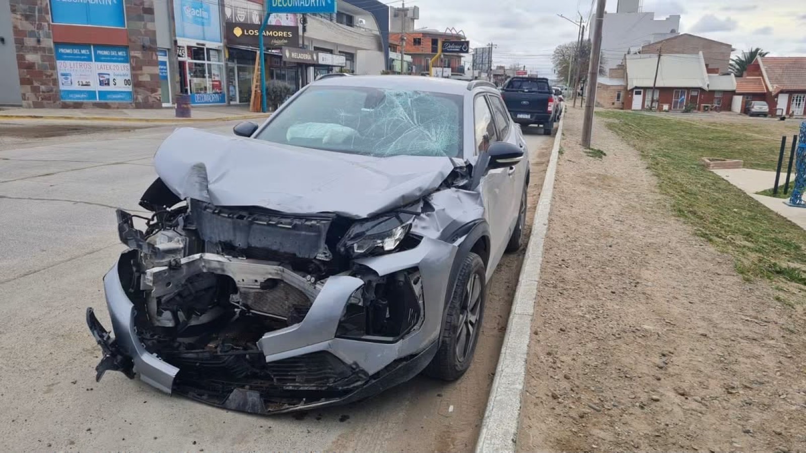 Violento choque en la zona sur de Madryn: un acto impactó contra un poste
