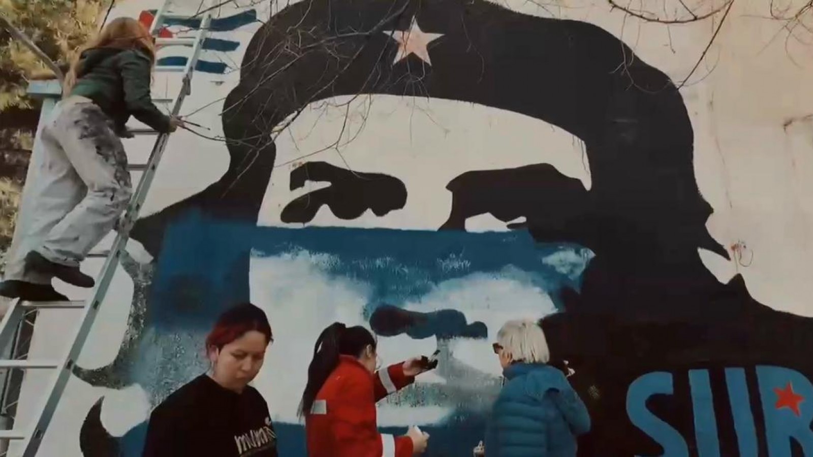El militante libertario que generó polémica por el mural del Che en Trelew repitió la intervención en Neuquén y artistas lo repintaron