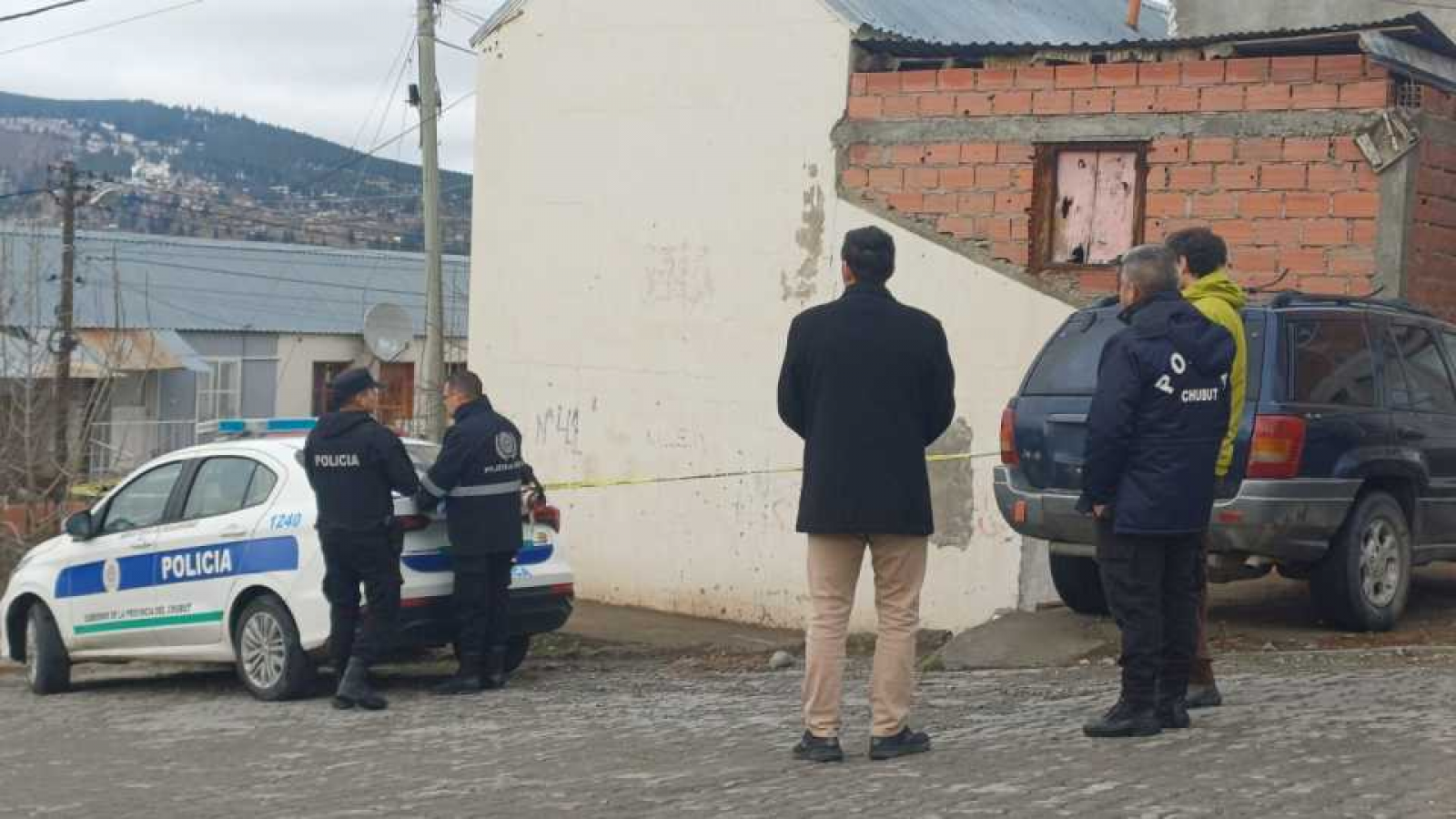 Un hombre fue hallado degollado en Esquel y detuvieron a su pareja
