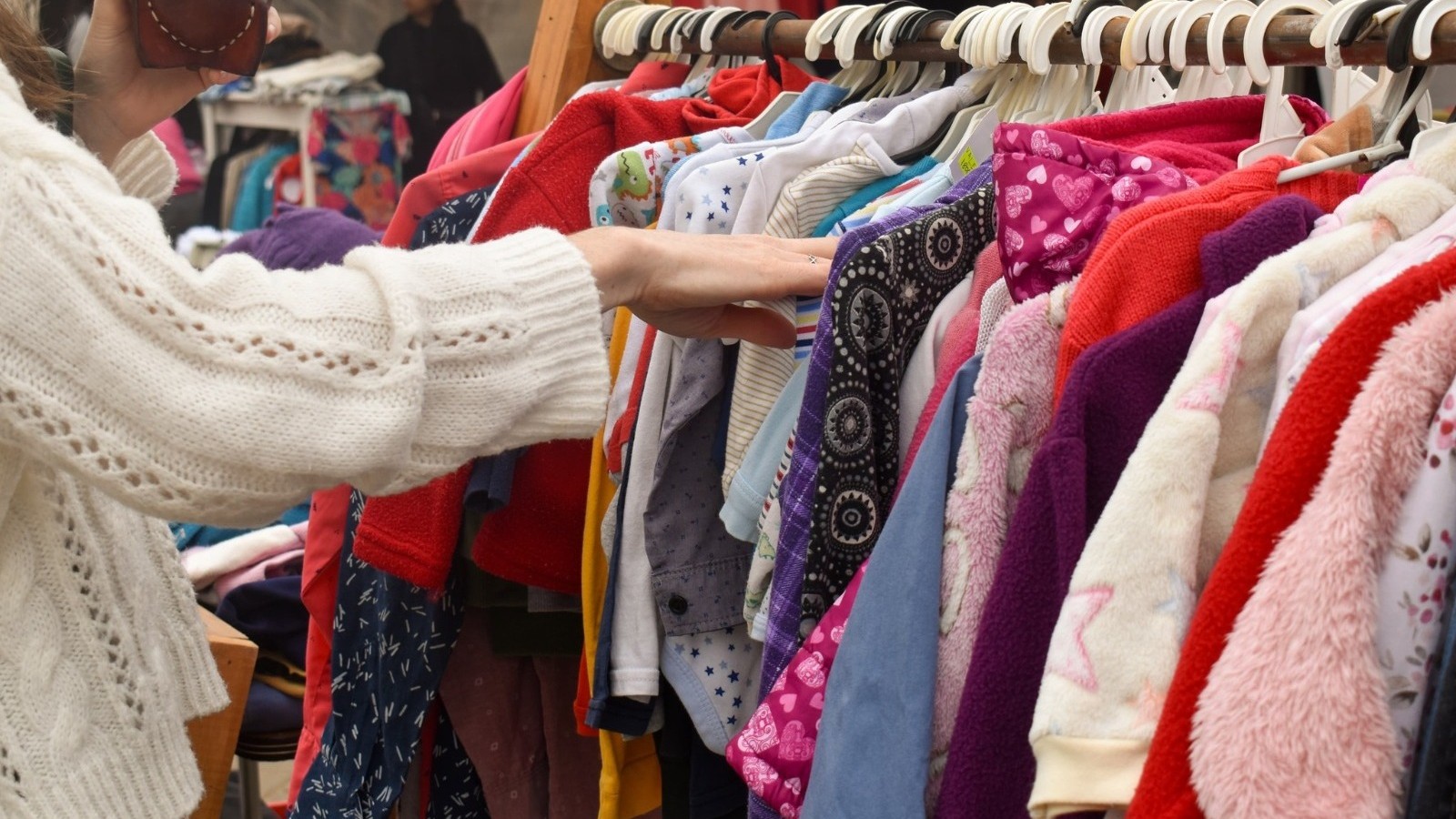 Organizan una feria del usado con ropa para toda la familia y entrada gratuita
