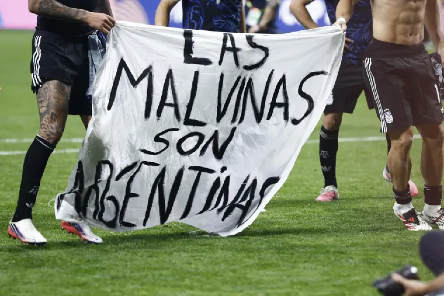 La historia de la bandera de Malvinas que terminó en manos de los jugadores argentinos