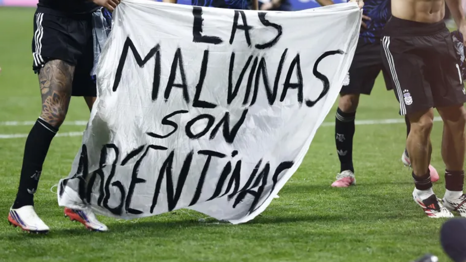 La historia de la bandera de Malvinas que terminó en manos de los jugadores argentinos