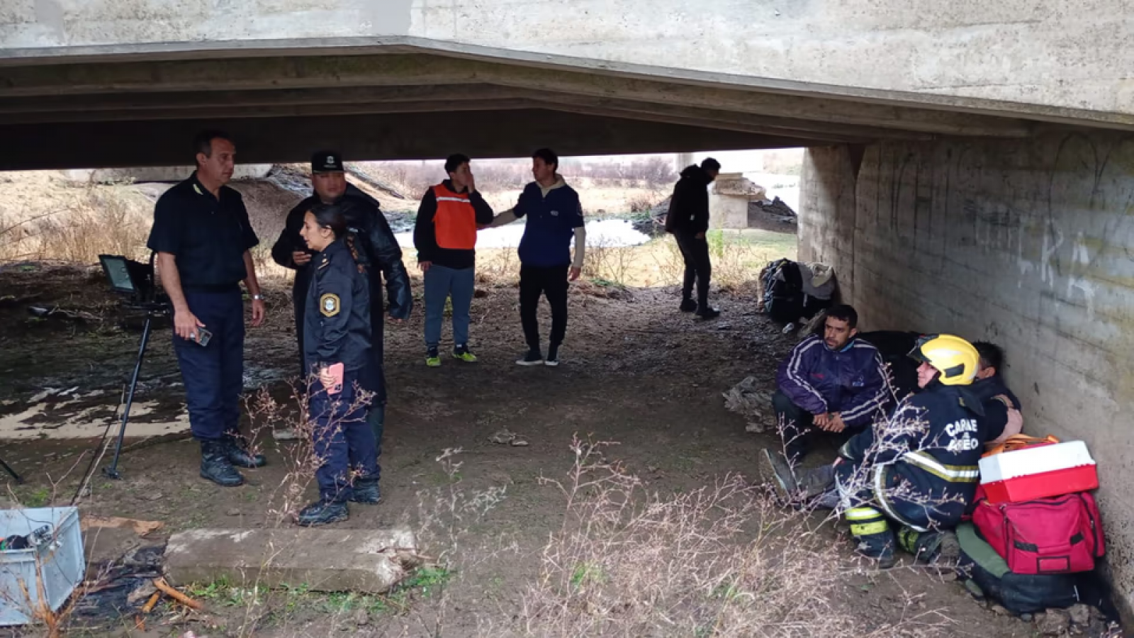 Un micro cayó de un puente en la Ruta 7 y buscan a uno de los choferes