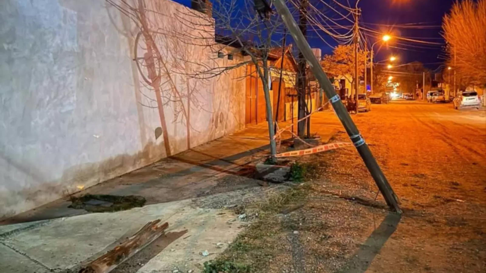 Chocó un poste de luz en Puerto Madryn y escapó: buscan al conductor