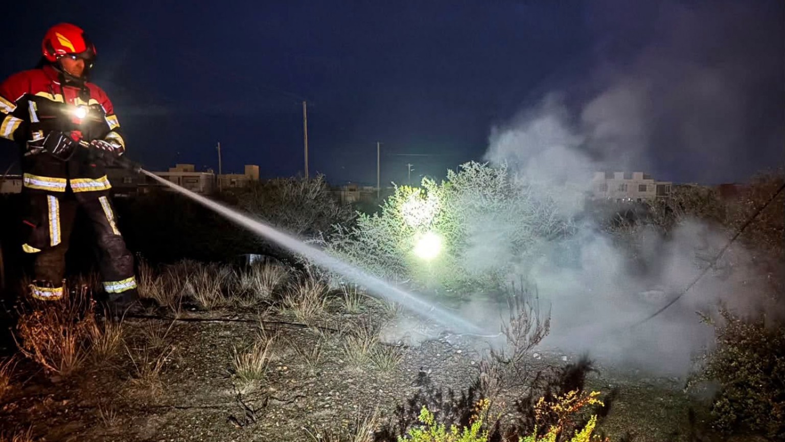 Rawson: bomberos apagaron un incendio de alta tensión y salvaron a una beba de 10 meses