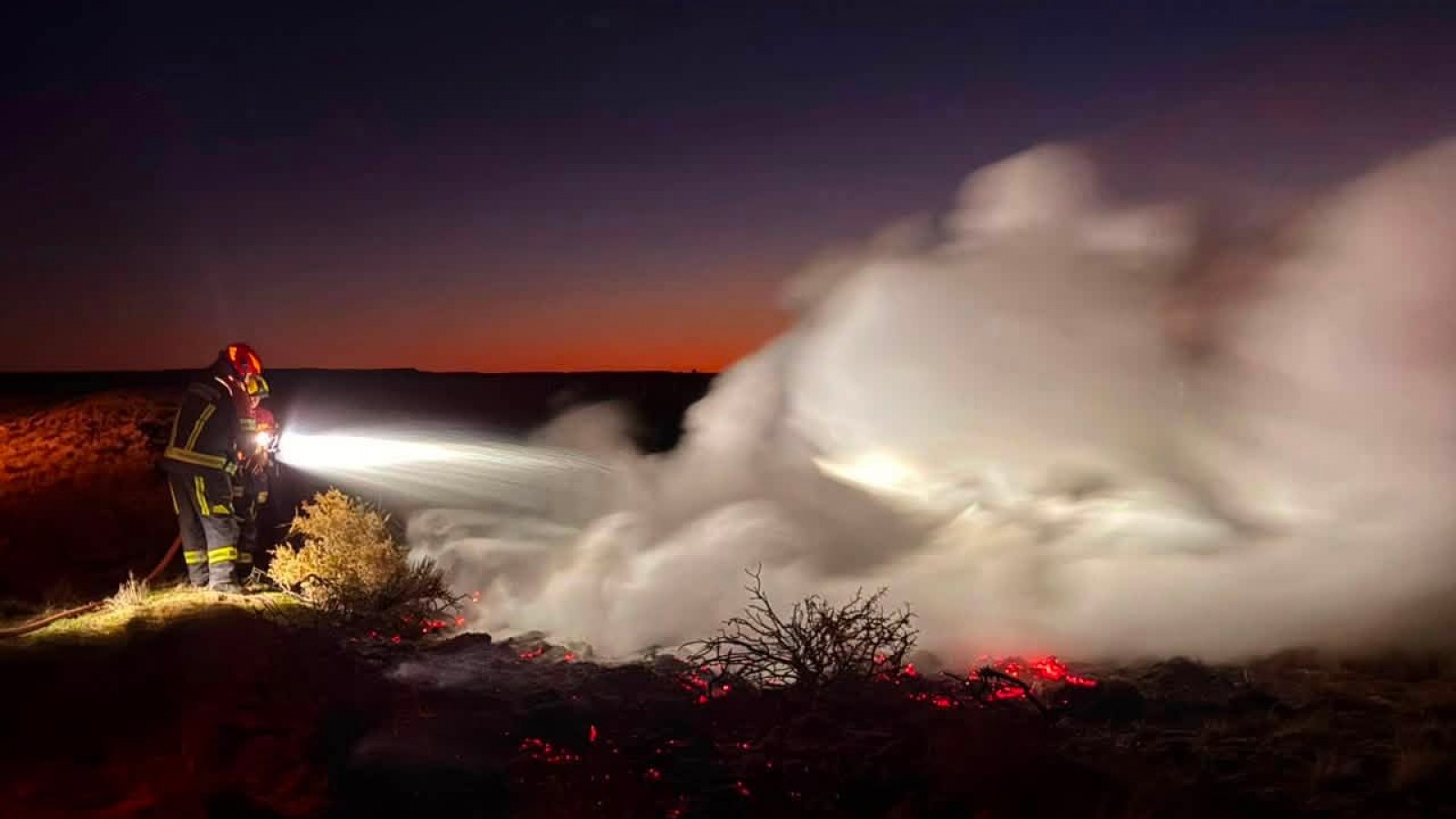 Incendio de pastizales al sur de Rawson: los bomberos controlaron el fuego junto a la Ruta Provincial 1
