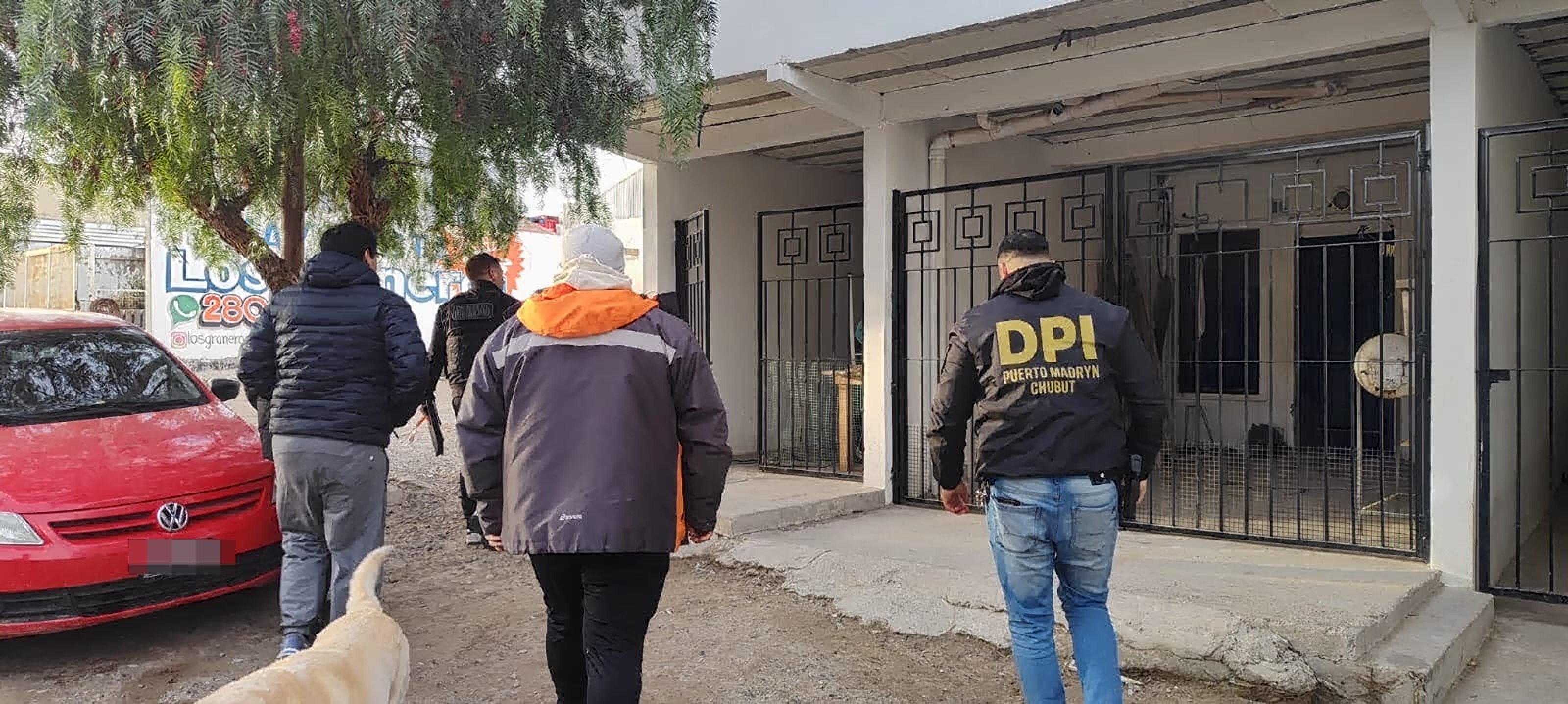 Allanamiento por un robo con arma de fuego: recuperaron una consola y secuestraron municiones, equipos de comunicación y un celular