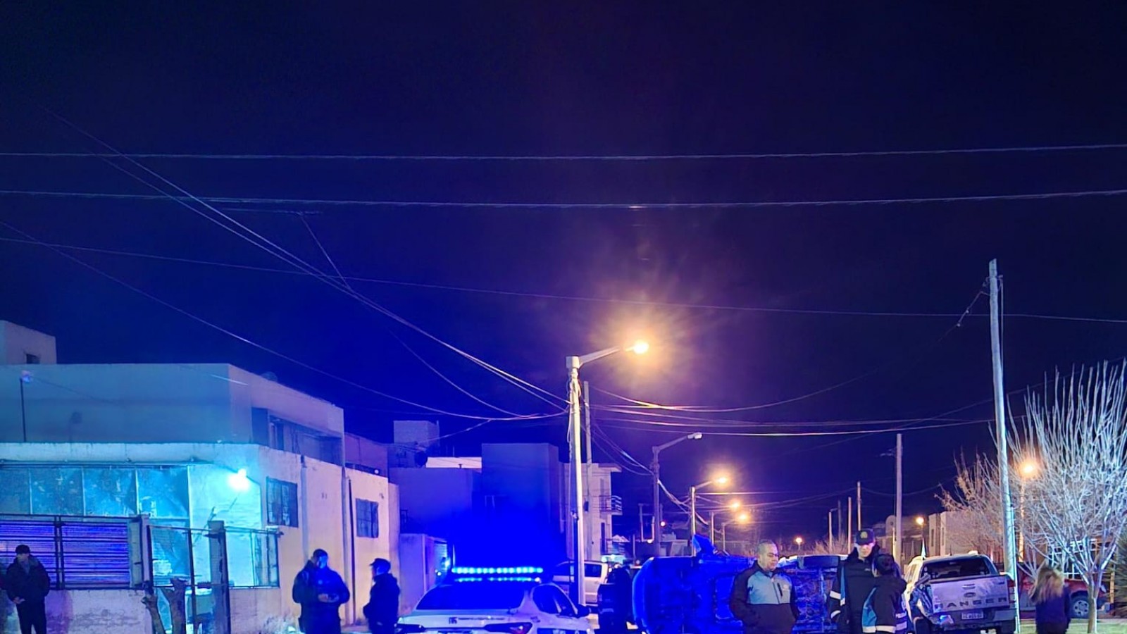 Espectacular persecución terminó con una camioneta volcada y cuatro vehículos dañados en Trelew