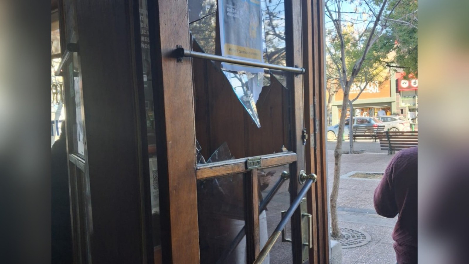 Rompieron los vidrios de un histórico hotel de Trelew y comerciantes alertan por el aumento de hechos violentos