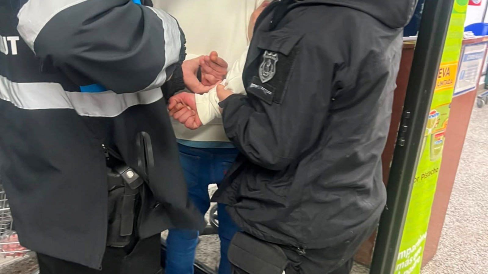 Trelew: intentó robar mercadería en un supermercado y fue detenido tras activarse la alarma